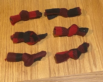 Nudos de hierba gatera de lana a cuadros rojos