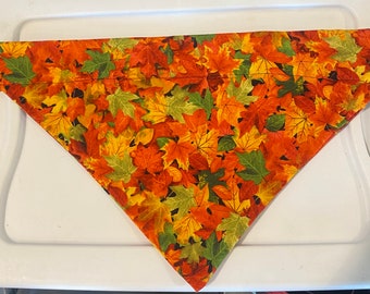 Leaves over the collar bandana