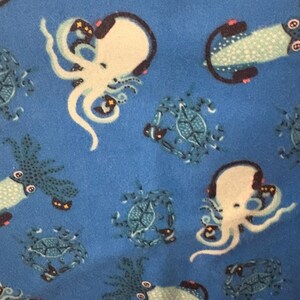 Kattmatta fylld med nypa, skrynklig Octopus