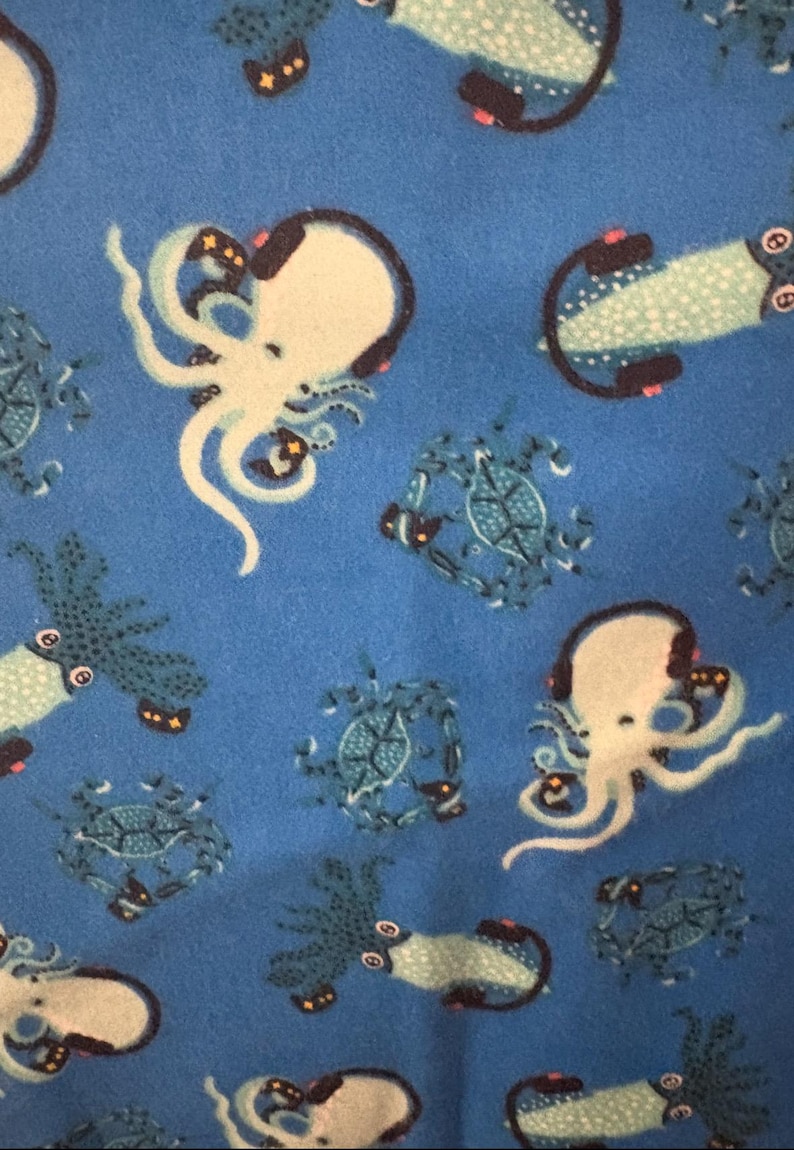 Kattmatta fylld med nypa, skrynklig Octopus