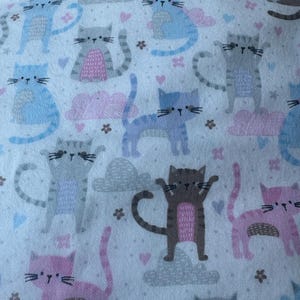 Kattmatta fylld med nypa, skrynklig Blue and Pink Cats