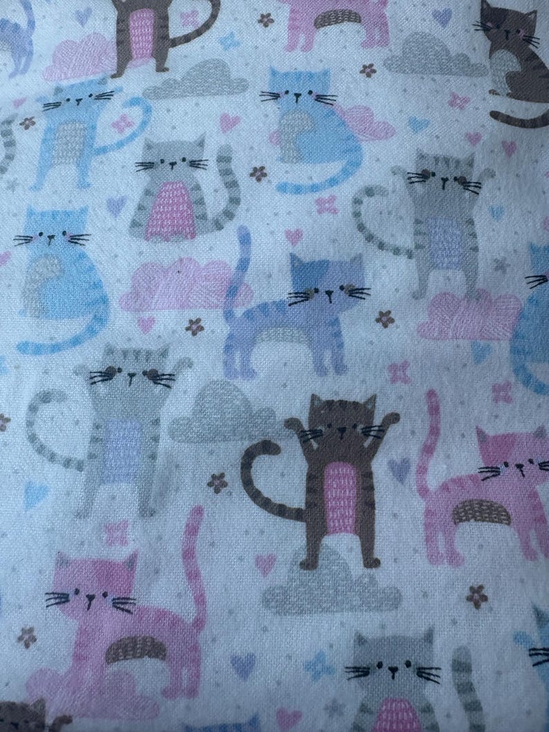 Kattmatta fylld med nypa, skrynklig Blue and Pink Cats
