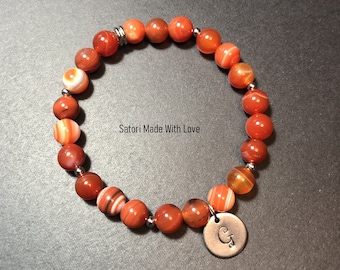 Pulseira de ágata vermelha com pingente de inicial em aço inoxidável