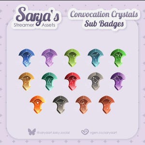Puede incluir: Una colección de doce insignias secundarias de Convocation Crystals, cada una con un diseño de constelación único. Las insignias son en tonos de azul, morado, verde, dorado, rojo y marrón, con un fondo morado claro. El texto dice "Sarya's Streamer Assets".