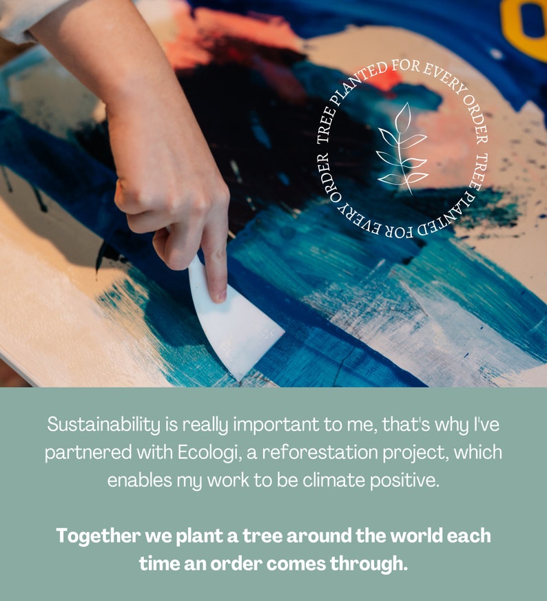 Op de afbeelding: Een hand gebruikt een wit paletmes om blauwe, groene en roze verf te mengen op een canvas. Het canvas heeft een witte cirkel met de tekst "FOR EVERY ORDER TREE PLANTED" en een klein blaadjesontwerp in het midden.