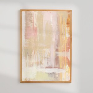 Op de afbeelding: Abstract schilderij in een houten lijst met tinten roze, beige en geel. Het schilderij heeft een textuur, gelaagde look, met zichtbare penseelstreken.