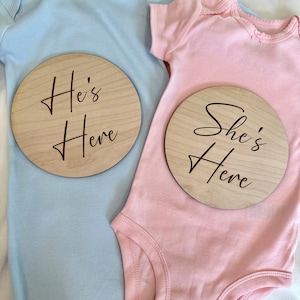She&#39;s/He&#39;s Here Sign Combo | Baby Name Sign For Hospital | Mini Baby Sign | Boy or Girl Announcement Round | Nursery Decor