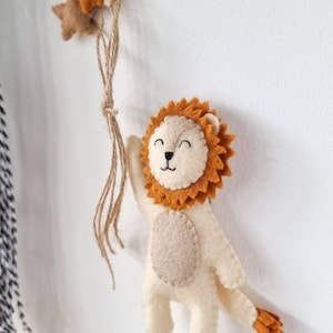 Felt Lion Wall Hanging: Star Balloons, Safari Nursery Decor