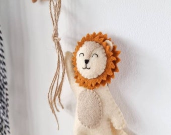 Felt Lion Wall Hanging: Star Balloons, Safari Nursery Decor
