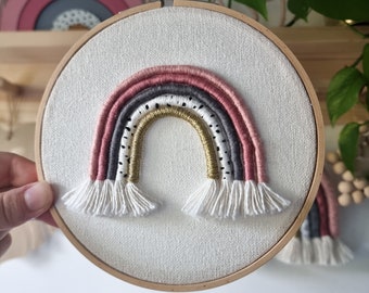 Decoração de parede em arco-íris de macramê, Arte de parede em blush e dourado, Decoração de quarto para meninas, Manchas dálmatas, Presente de chá de bebê, Presente de bebê arco-íris,