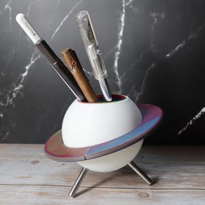 Saturn Pennenhouder (regenboog, gekleurd) – Bureau-organizer met roestvrijstalen poten