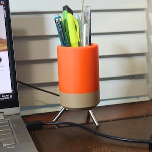 Modern 3D Printed Pen Holder – Textured Desk Organizer with Stainless Steel Legs – Unique Office Gift for Men & Women