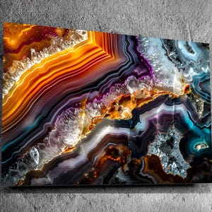 Könnte beinhalten: Ein rechteckiger Wandkunstdruck mit einer hochauflösenden Makroaufnahme einer polierten Achat-Scheibe. Das Bild zeigt lebendige konzentrische Bänder in Orange, Dunkellila, Schwarz und Türkis, durchsetzt mit kristallinen Strukturen.