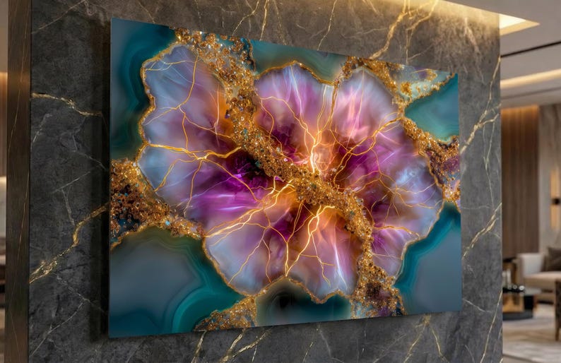 Pode incluir: Uma pe&ccedil;a de arte de parede retangular com um design de geodo abstrato em tons vibrantes de roxo, azul-petr&oacute;leo e azul profundo. A composi&ccedil;&atilde;o &eacute; acentuada por veios dourados brilhantes e estruturas cristalinas texturizadas.