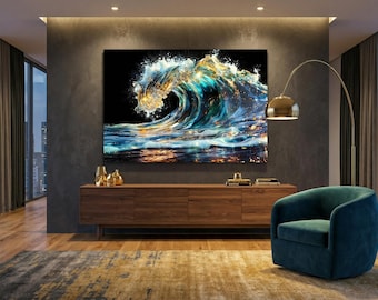 Puede incluir: Un cuadro rectangular de pared que muestra una gran ola rompiendo con reflejos vibrantes en azul, turquesa y dorado sobre un fondo negro intenso. La obra de arte se exhibe en una pared gris oscuro sobre un mueble multimedia de madera.