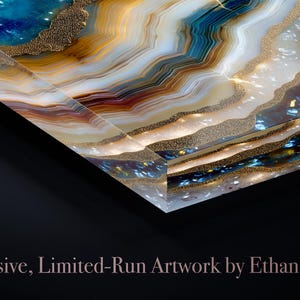 K&ouml;nnte beinhalten: Ein rechteckiges Wandkunstwerk mit einem von Achat inspirierten Design aus wirbelnden wei&szlig;en, braunen und tiefblauen B&auml;ndern, akzentuiert durch strukturierte goldene Glitzerlinien. Der Text Exclusive, Limited-Run Artwork by Ethan Smith ist sichtbar.