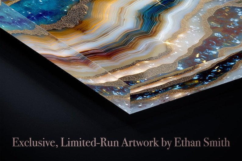 K&ouml;nnte beinhalten: Ein rechteckiges Wandkunstwerk mit einem von Achat inspirierten Design aus wirbelnden wei&szlig;en, braunen und tiefblauen B&auml;ndern, akzentuiert durch strukturierte goldene Glitzerlinien. Der Text Exclusive, Limited-Run Artwork by Ethan Smith ist sichtbar.