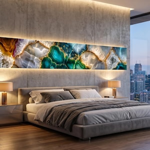 Könnte beinhalten: Modernes Schlafzimmer mit einem großen, beleuchteten Wandkunstwerk mit farbenfrohem Achat-Design. Das Zimmer umfasst ein Bett mit grauer Bettwäsche, Nachttische mit Lampen und ein großes Fenster mit Blick auf die Stadt.
