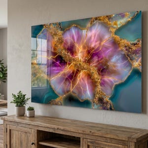 Pode incluir: Uma pe&ccedil;a de arte de parede retangular com um design de geodo abstrato em tons vibrantes de roxo, rosa e azul-petr&oacute;leo. O centro exibe veios intrincados de cor dourada e texturas cristalinas que irradiam pela superf&iacute;cie brilhante.