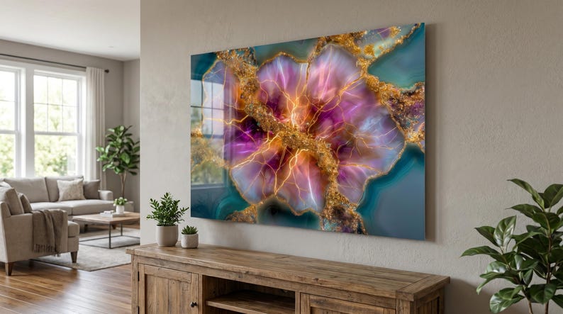 Pode incluir: Uma pe&ccedil;a de arte de parede retangular com um design de geodo abstrato em tons vibrantes de roxo, rosa e azul-petr&oacute;leo. O centro exibe veios intrincados de cor dourada e texturas cristalinas que irradiam pela superf&iacute;cie brilhante.