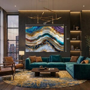 K&ouml;nnte beinhalten: Ein gro&szlig;es rechteckiges Wandbild mit einem abstrakten, von Achat inspirierten Design mit wirbelnden Schichten in Dunkelblau, Petrol, Violett, Wei&szlig; und Goldt&ouml;nen. Das Kunstwerk misst 183 cm in der Breite und 122 cm in der H&ouml;he.