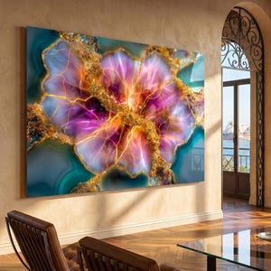 Pode incluir: Uma grande pe&ccedil;a de arte de parede retangular com um design abstrato inspirado em &aacute;gata, com tons vibrantes de roxo, laranja e azul-petr&oacute;leo, acentuado por veios dourados intrincados que criam um efeito cristalino e brilhante.
