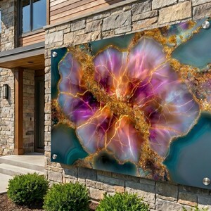 Pode incluir: Uma grande pe&ccedil;a de arte de parede retangular montada numa parede exterior de pedra, com um design abstrato vibrante que imita uma sec&ccedil;&atilde;o transversal de geodo com tons de roxo, magenta e azul-petr&oacute;leo acentuados por veios dourados.
