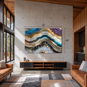 K&ouml;nnte beinhalten: Ein gro&szlig;es rechteckiges Wandbild mit einem abstrakten Geoden-Design, das wirbelnde Schichten in T&uuml;rkis, Dunkelblau, Violett, Wei&szlig; und goldene metallische Akzente zeigt. Das Kunstwerk misst 183 cm in der Breite und 122 cm in der H&ouml;he.