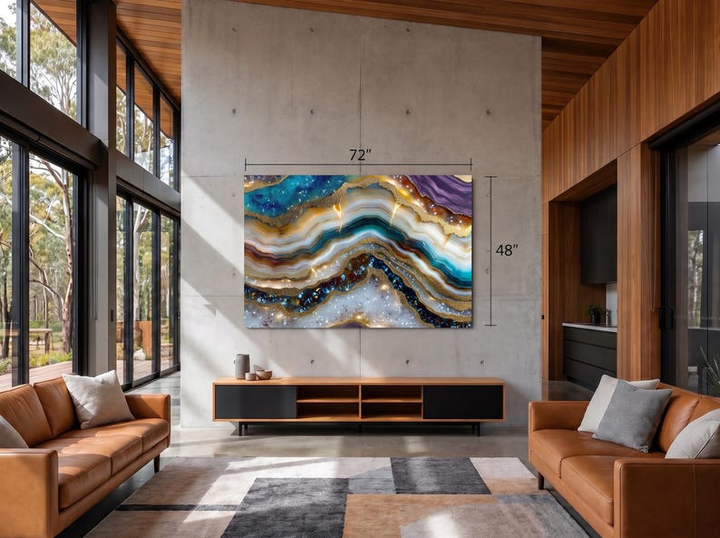 K&ouml;nnte beinhalten: Ein gro&szlig;es rechteckiges Wandbild mit einem abstrakten Geoden-Design, das wirbelnde Schichten in T&uuml;rkis, Dunkelblau, Violett, Wei&szlig; und goldene metallische Akzente zeigt. Das Kunstwerk misst 183 cm in der Breite und 122 cm in der H&ouml;he.