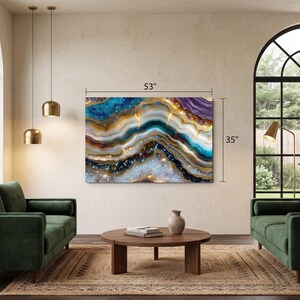 K&ouml;nnte beinhalten: Ein rechteckiges Wandbild mit einem abstrakten, von Achat inspirierten Design mit wirbelnden Schichten in T&uuml;rkis, Dunkelblau, Violett, Wei&szlig; und goldenen Akzenten. Das Kunstwerk misst 134,62 cm in der Breite und 88,9 cm in der H&ouml;he.