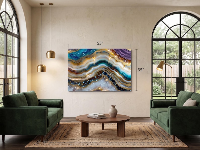 K&ouml;nnte beinhalten: Ein rechteckiges Wandbild mit einem abstrakten, von Achat inspirierten Design mit wirbelnden Schichten in T&uuml;rkis, Dunkelblau, Violett, Wei&szlig; und goldenen Akzenten. Das Kunstwerk misst 134,62 cm in der Breite und 88,9 cm in der H&ouml;he.