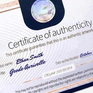 K&ouml;nnte beinhalten: Ein wei&szlig;es Echtheitszertifikat mit ros&eacute;goldenen R&auml;ndern und einem dunkelblauen oberen Bereich mit einem holografischen Siegel. Der Text lautet Certificate of authenticity, Artist name: Ethan Smith, Title: Geode Aurivelle, COA# 51839204 und October 14, 2025.