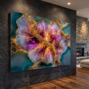 Pode incluir: Uma grande pe&ccedil;a de arte de parede retangular com um design de geodo abstrato em tons vibrantes de roxo, magenta e azul-petr&oacute;leo, acentuado por veios dourados intrincados que imitam estruturas cristalinas em toda a superf&iacute;cie da impress&atilde;o.