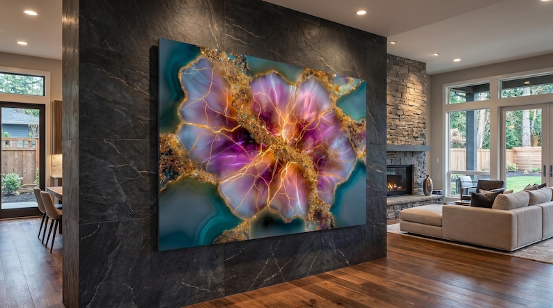 Pode incluir: Uma grande pe&ccedil;a de arte de parede retangular com um design de geodo abstrato em tons vibrantes de roxo, magenta e azul-petr&oacute;leo, acentuado por veios dourados intrincados que imitam estruturas cristalinas em toda a superf&iacute;cie da impress&atilde;o.