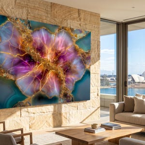 Pode incluir: Uma grande pe&ccedil;a de arte de parede retangular com um design de geodo abstrato em tons vibrantes de roxo, rosa e azul-petr&oacute;leo, acentuado por veios dourados intrincados. A obra est&aacute; montada em uma parede de pedra texturizada.