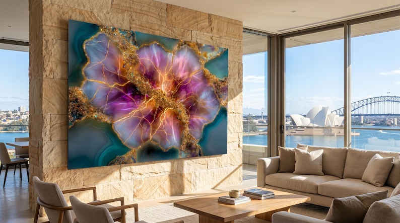 Pode incluir: Uma grande pe&ccedil;a de arte de parede retangular com um design de geodo abstrato em tons vibrantes de roxo, rosa e azul-petr&oacute;leo, acentuado por veios dourados intrincados. A obra est&aacute; montada em uma parede de pedra texturizada.