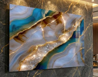 Peut inclure: Tableau abstrait représentant un motif de géode. L'œuvre d'art présente un mélange de teintes bleues, blanches et marron, rehaussées de veines dorées. L'œuvre est montée sur un mur sombre et texturé, créant une esthétique luxueuse.