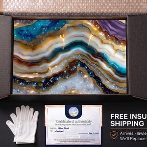 K&ouml;nnte beinhalten: Ein rechteckiges Kunstwerk mit einem von Achat inspirierten Design, das wirbelnde B&auml;nder in Dunkelblau, Violett, Wei&szlig; und goldene metallische Akzente aufweist. Das St&uuml;ck wird in einer schwarzen Kartonschachtel mit einem Echtheitszertifikat pr&auml;sentiert.