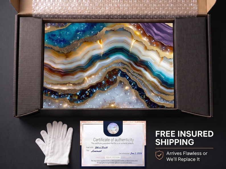 K&ouml;nnte beinhalten: Ein rechteckiges Kunstwerk mit einem von Achat inspirierten Design, das wirbelnde B&auml;nder in Dunkelblau, Violett, Wei&szlig; und goldene metallische Akzente aufweist. Das St&uuml;ck wird in einer schwarzen Kartonschachtel mit einem Echtheitszertifikat pr&auml;sentiert.
