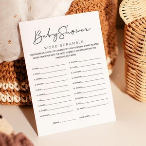 Pode incluir: Um jogo de ch&aacute; de beb&ecirc; imprim&iacute;vel com o t&iacute;tulo "Baby Shower Word Scramble". O jogo instrui os jogadores a desfazer cada conjunto de letras embaralhadas para revelar uma palavra relacionada a um beb&ecirc;. Quem obtiver o maior n&uacute;mero de respostas corretas antes que o tempo acabe ganha.