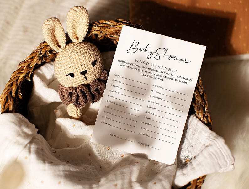 Pode incluir: Um cart&atilde;o de jogo de ch&aacute; de beb&ecirc; imprim&iacute;vel com o t&iacute;tulo "Baby Shower Word Scramble". O cart&atilde;o tem uma lista de palavras embaralhadas relacionadas a beb&ecirc;s.