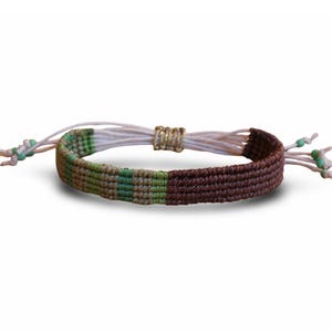 Adjustable macramé bracelet with green beads - Lightweight handmade boho jewelry