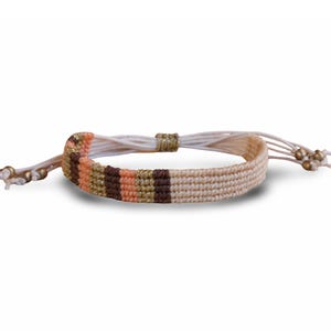 Adjustable macramé bracelet with gold beads - Lightweight handmade boho jewelry