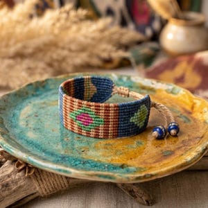 Anpassningsbart tribal geometriskt makraméarmband | Aztekisk bohemisk unisex handgjord manschett