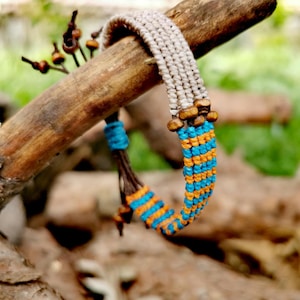 Adjustable macramé bracelet with wood beads - Lightweight handmade boho jewelry