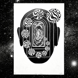 Könnte beinhalten: Schwarz-weiß-Druck eines Kopfes mit einem wirbelnden Muster im Inneren. Der Kopf ist von einer Reihe von Kreisen mit einem wirbelnden Muster umgeben. Der Text "Inner Space" befindet sich am unteren Rand des Drucks.