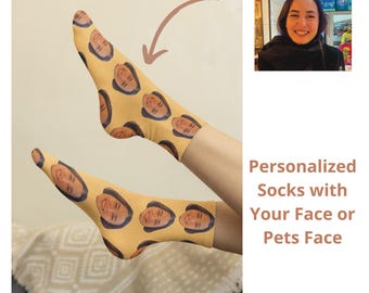 Op de afbeelding: Mosterdgele sokken met een herhaald patroon van een gezicht. De tekst rechts luidt "Personalized Socks with Your Face or Pets Face". De sokken worden gedragen op de benen van een persoon.