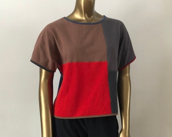 Camicetta t-shirt a pipistrello a blocchi di colore patchwork media contemporanea da donna - unica nel suo genere e fatta a mano da magliette riciclate