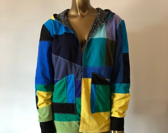 Casaco de moletom feminino tamanho médio em algodão, feito à mão com patchwork reciclado.