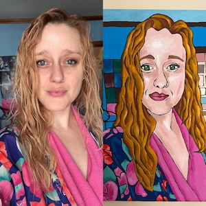 Puede incluir: Imagen dividida que muestra a una persona y una pintura de la misma persona. La persona tiene la piel clara, cabello rubio y lleva una bata rosa con un diseño floral. La pintura es un retrato con un fondo azul, rosa y marrón.